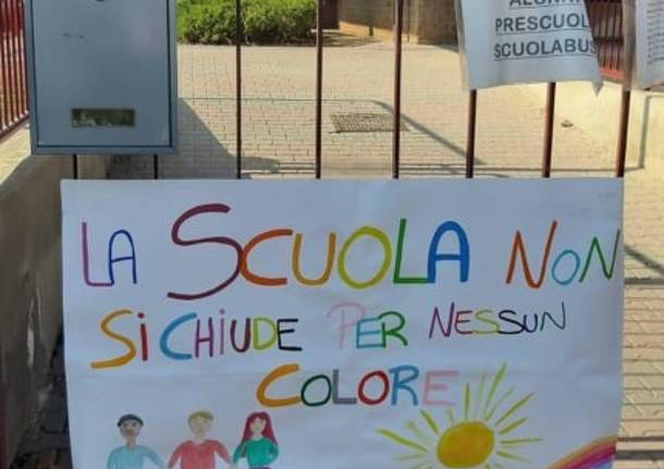 La protesta: “La scuola non si chiude per nessun colore”