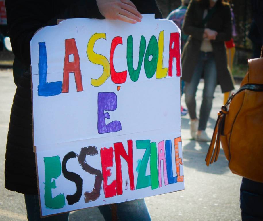 La manifestazione per la riapertura della scuola a Tradate