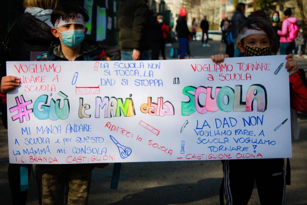 La manifestazione per la riapertura della scuola a Tradate