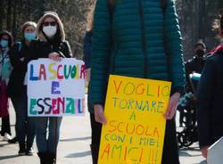 La manifestazione per la riapertura della scuola a Tradate