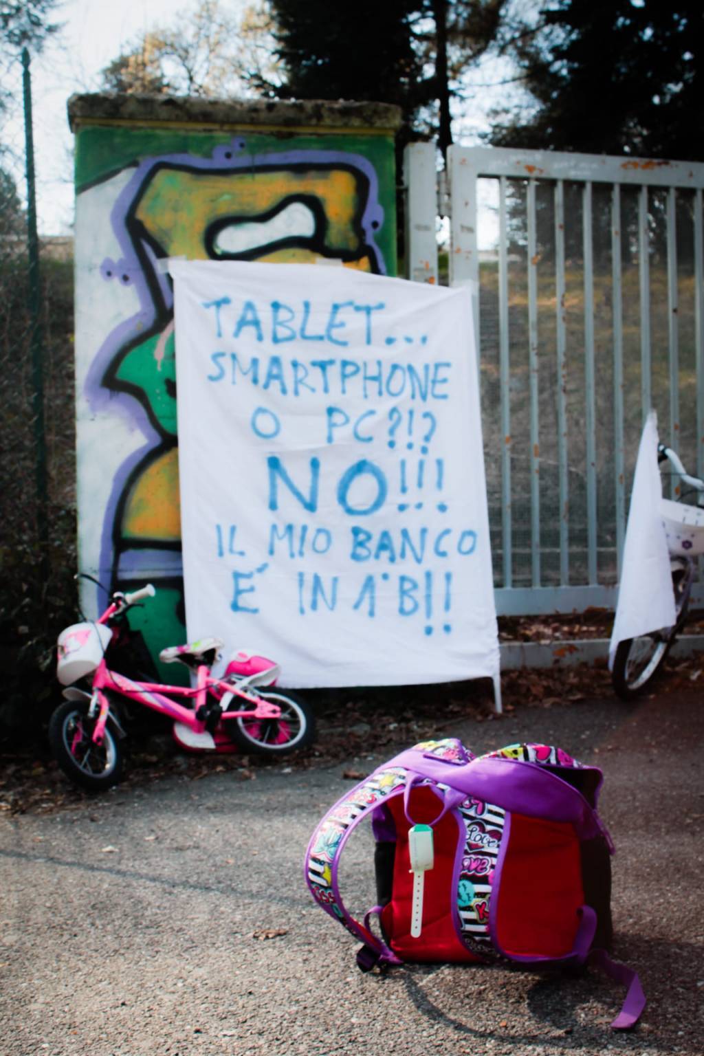La manifestazione per la riapertura della scuola a Tradate