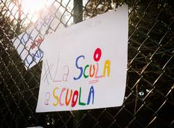 La manifestazione per la riapertura della scuola a Tradate