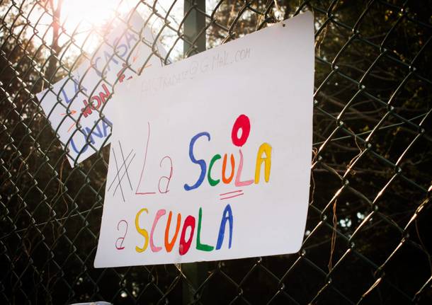 La manifestazione per la riapertura della scuola a Tradate