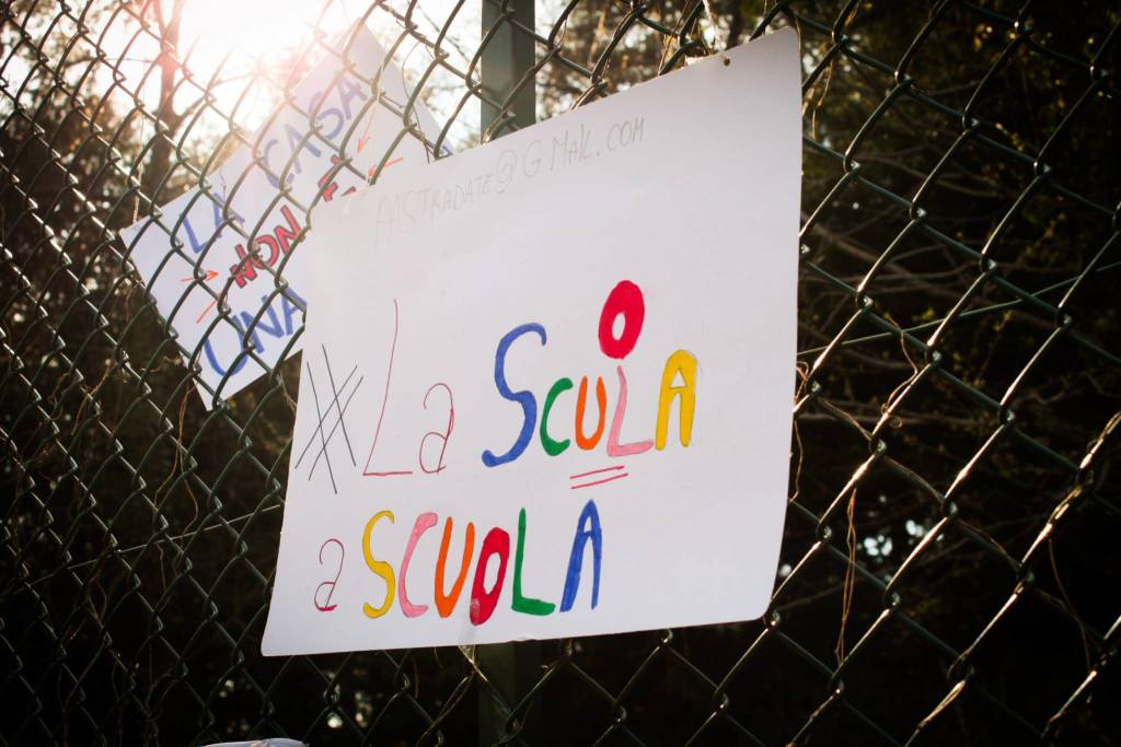 La manifestazione per la riapertura della scuola a Tradate