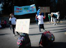 La manifestazione per la riapertura della scuola a Tradate