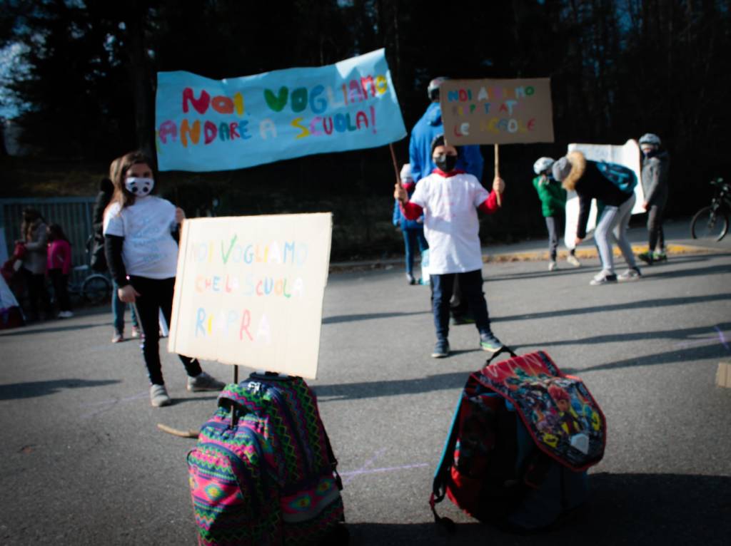 La manifestazione per la riapertura della scuola a Tradate