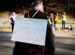 La manifestazione per la riapertura della scuola a Tradate