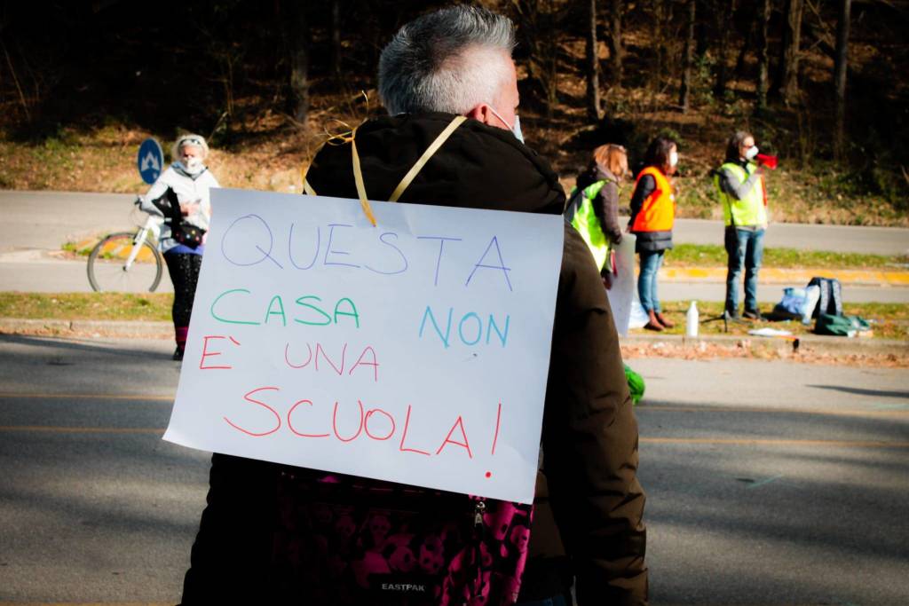 La manifestazione per la riapertura della scuola a Tradate