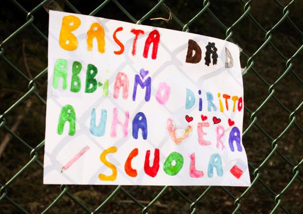 La manifestazione per la riapertura della scuola a Tradate