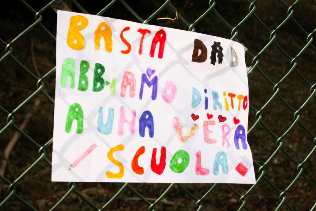 La manifestazione per la riapertura della scuola a Tradate