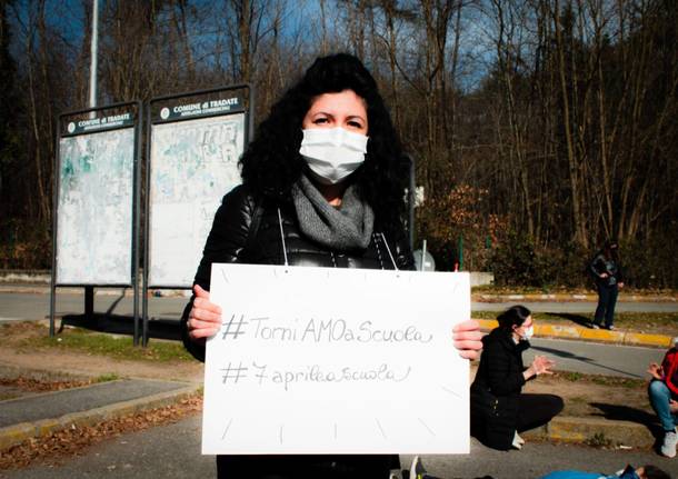 La manifestazione per la riapertura delle scuole a Tradate