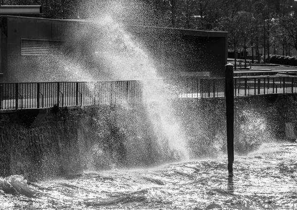 La "mareggiata" del Lago Maggiore a Luino