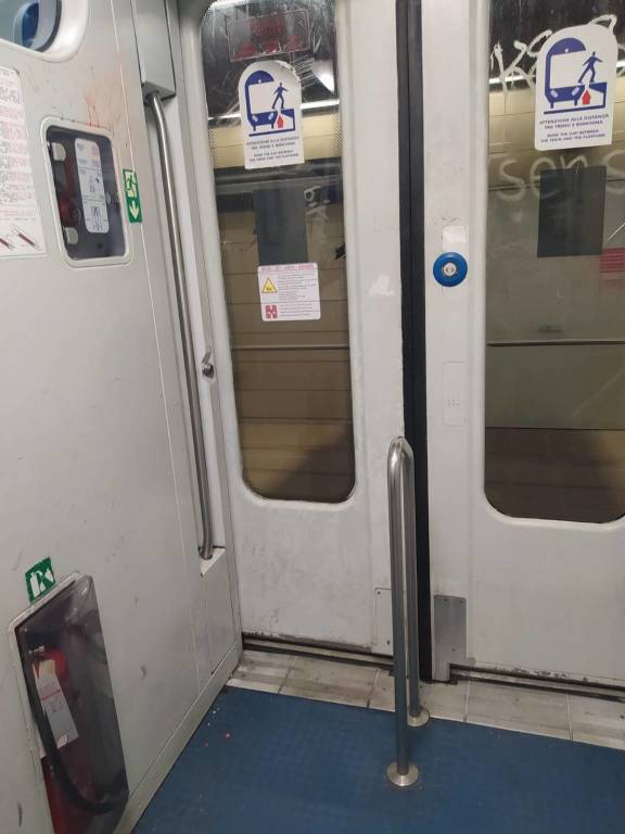Manca la pulizia sui treni, la denuncia sui social: "Meglio non sedersi. È indecoroso"