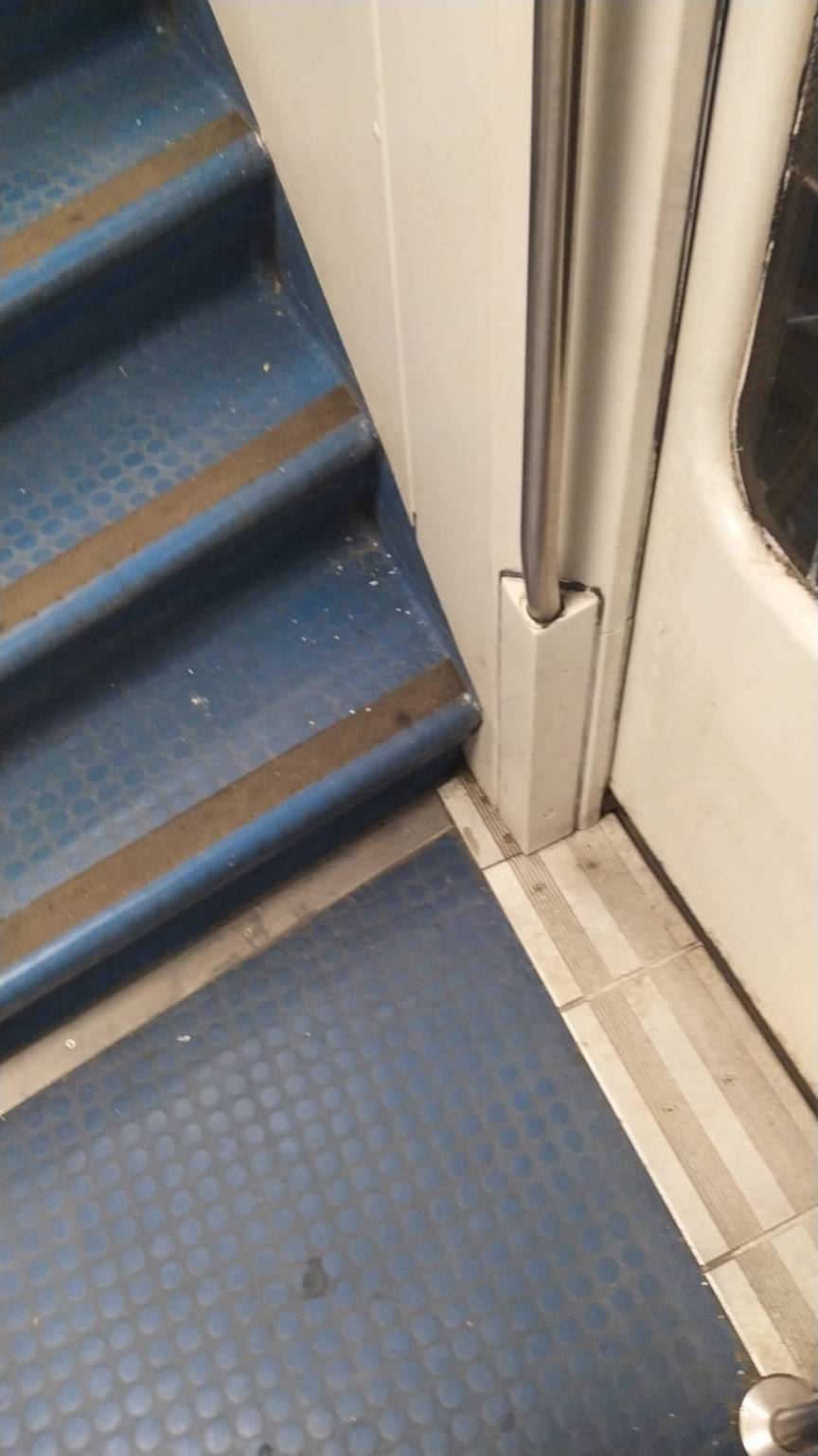 Manca la pulizia sui treni, la denuncia sui social: "Meglio non sedersi. È indecoroso"