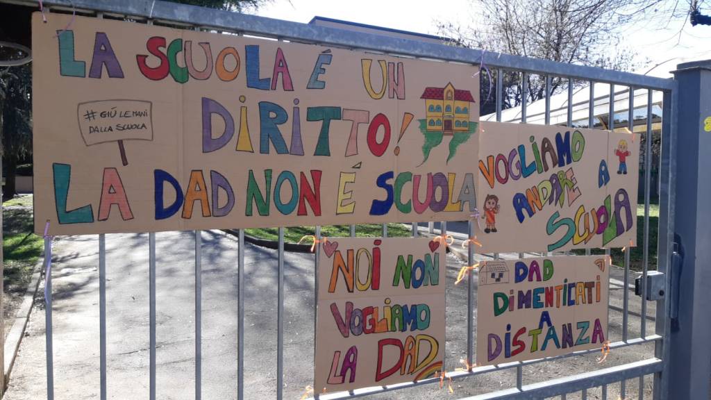 Manifestazione primarie comitato genitori San Vittore olona 