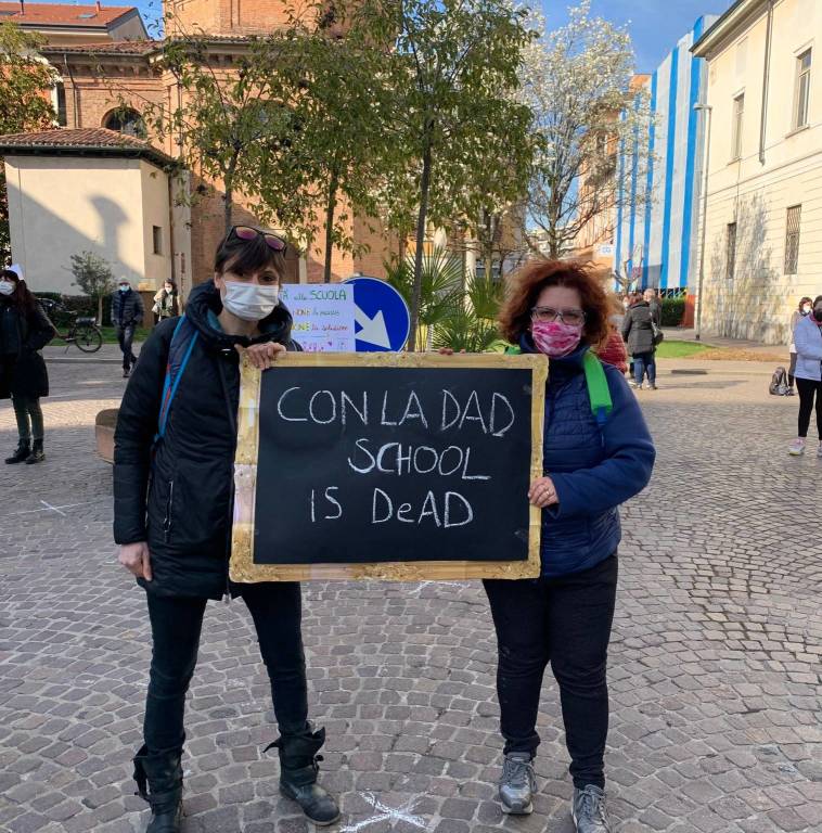 manifestazione scuola in presenza busto arsizio