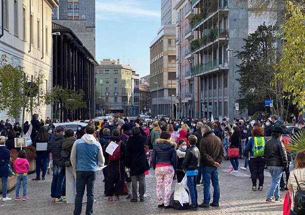 La manifestazione per la scuola aperta a Busto Arsizio