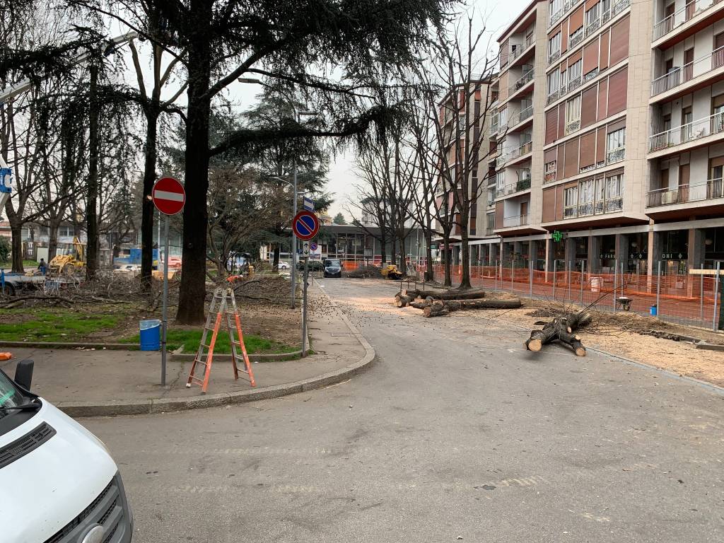 Partono gli abbattimenti in piazza stazione a Gallarate