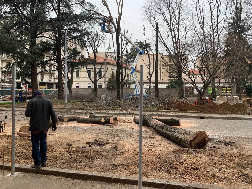 Partono gli abbattimenti in piazza stazione a Gallarate