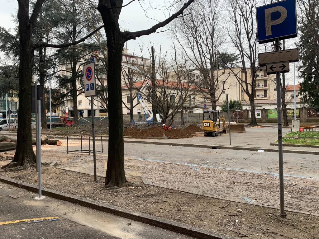 Partono gli abbattimenti in piazza stazione a Gallarate