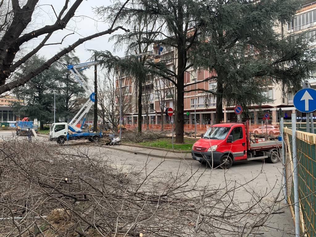 Partono gli abbattimenti in piazza stazione a Gallarate