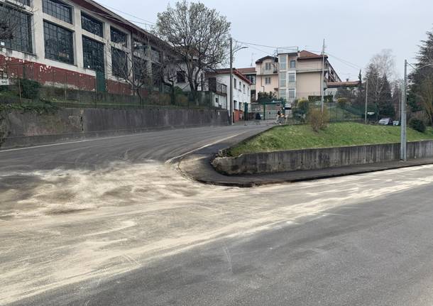 Perdita di idrocarburi in via Carnia. Altro giorno di chiusure e di traffico 