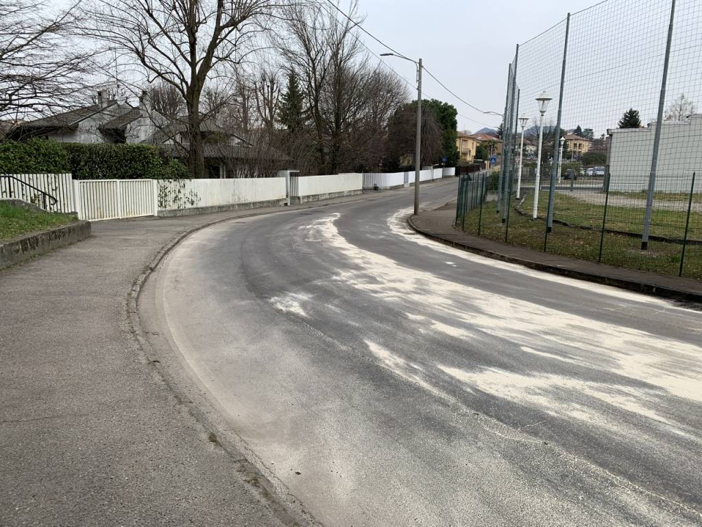 Perdita di idrocarburi in via Carnia. Altro giorno di chiusure e di traffico 