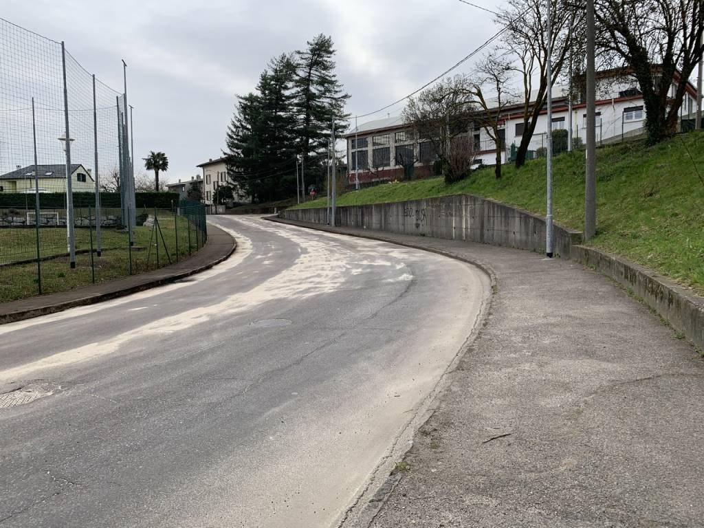 Perdita di idrocarburi in via Carnia. Altro giorno di chiusure e di traffico 