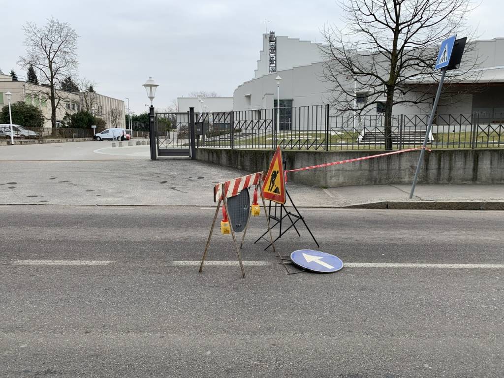 Perdita di idrocarburi in via Carnia. Altro giorno di chiusure e di traffico 