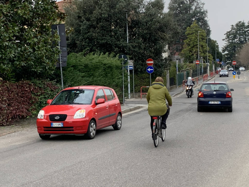 Perdita di idrocarburi in via Carnia. Altro giorno di chiusure e di traffico 