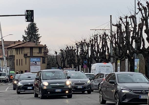 Perdita di idrocarburi in via Carnia. Altro giorno di chiusure e di traffico 