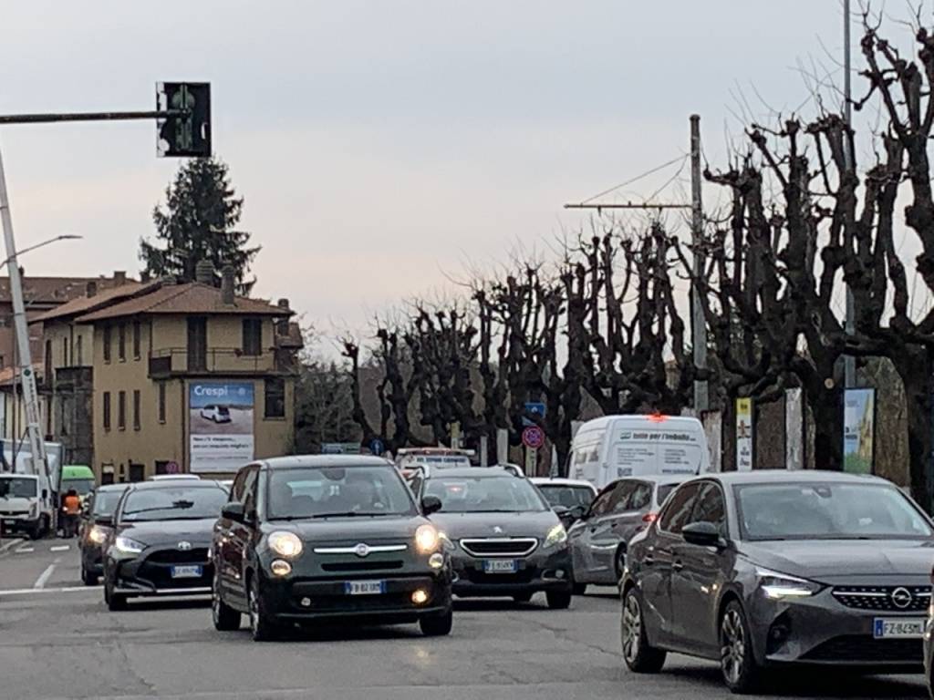 Perdita di idrocarburi in via Carnia. Altro giorno di chiusure e di traffico 