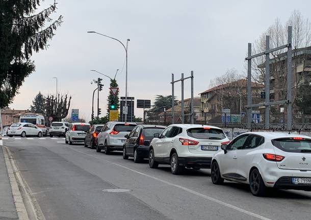 Ancora chiusa via Carnia: mentre si tenta di assorbire il gasolio, il traffico a Varese supera largo Flaiano