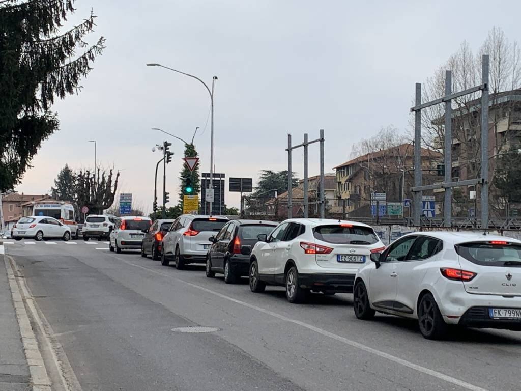 Perdita di idrocarburi in via Carnia. Altro giorno di chiusure e di traffico 