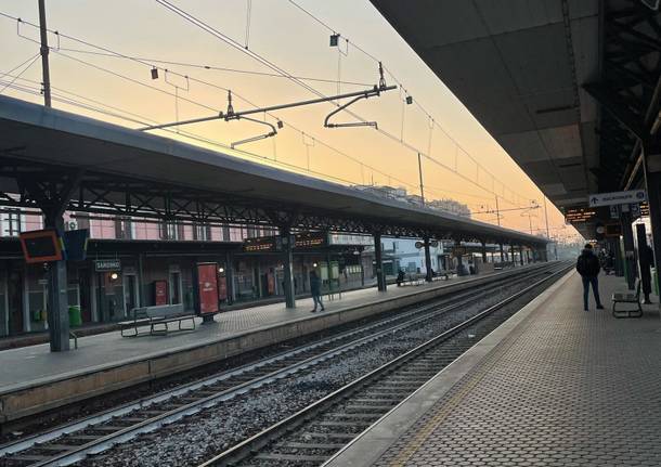 Primo giorno di arancione rinforzato, a Saronno stazione e strade deserte