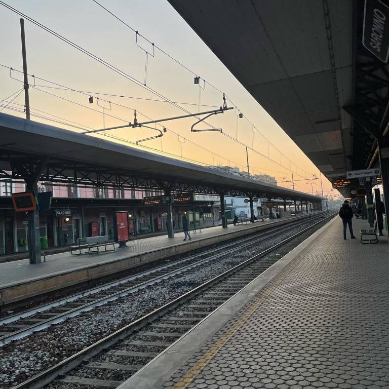 Primo giorno di arancione rinforzato, a Saronno stazione e strade deserte