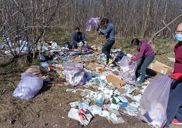 Volontari ripuliscono i boschi di Fagnano Olona