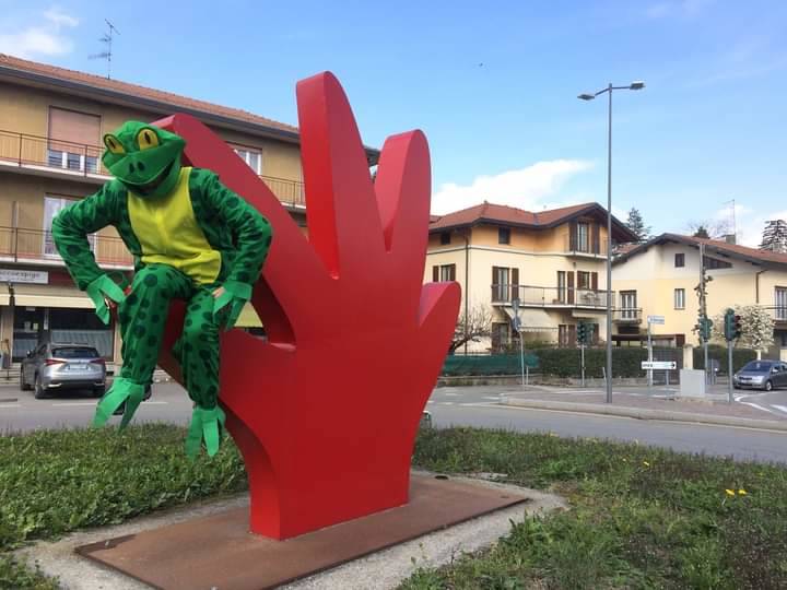 Rane all'Esselunga per difendere via Selene