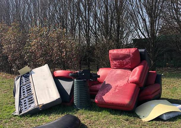 Rifiuti abbandonati abusivamente nei campi alla periferia di Saronno