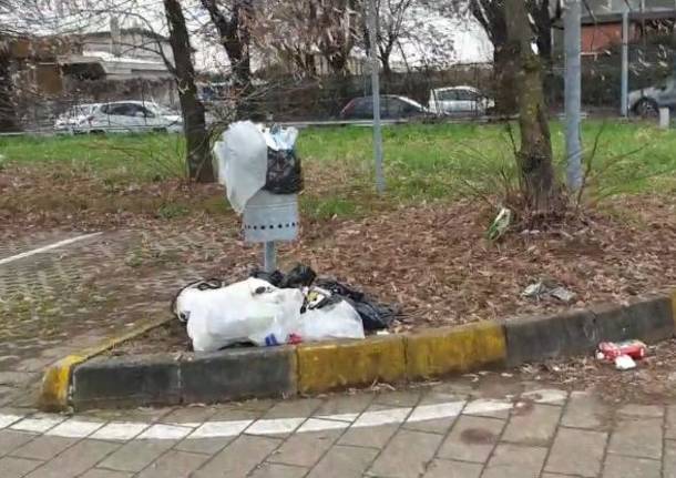 Rifiuti abbandonati nel parcheggio di via Strobino