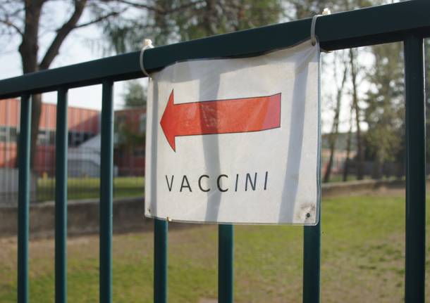 Saronno, hub vaccinale ex scuola Pizzigoni