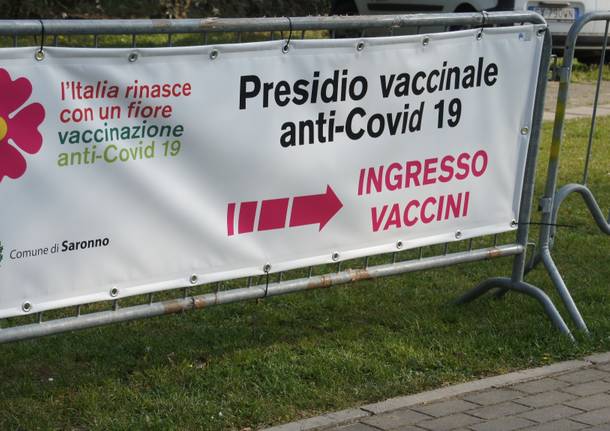 Saronno, hub vaccinale ex scuola Pizzigoni