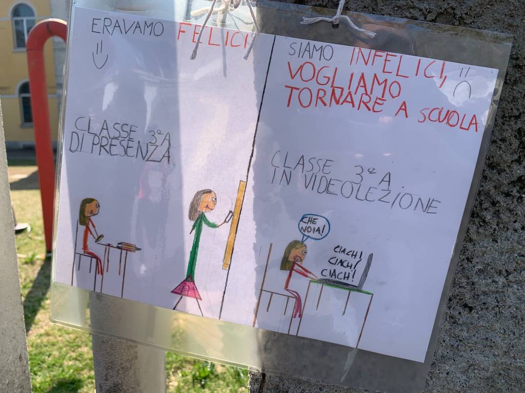 Scuola protesta Crenna Gallarate 