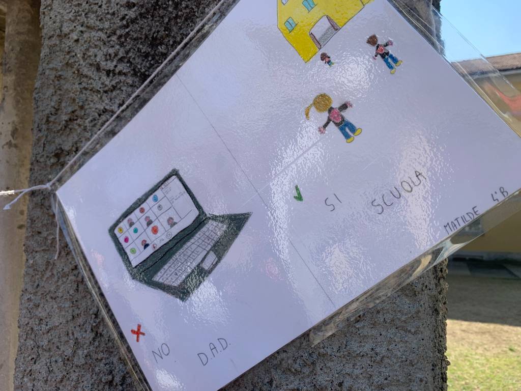 Scuola protesta Crenna Gallarate 
