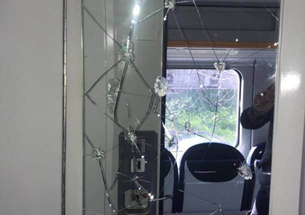 Treni vandalizzati a Como, Regione Lombardia: “Si trovino i responsabili”