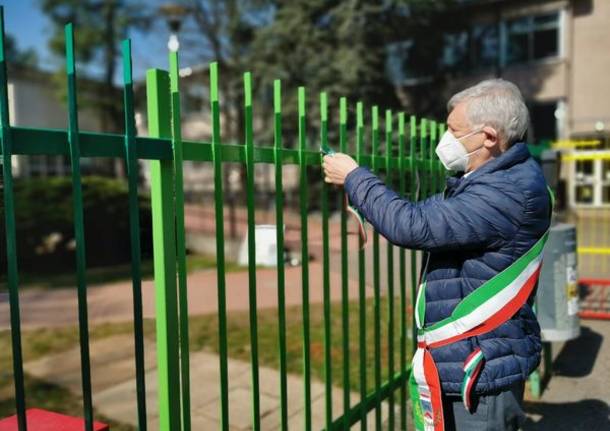 “Un nastrino colorato fuori dalle scuole” 