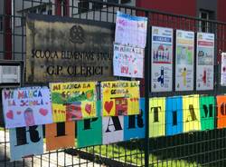 "Vogliamo tornare a scuola". Cartelli e disegni anche davanti alla scuola Clerici di Gerenzano 