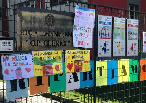 "Vogliamo tornare a scuola". Cartelli e disegni anche davanti alla scuola Clerici di Gerenzano 