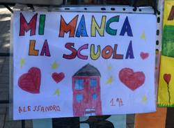 "Vogliamo tornare a scuola". Cartelli e disegni anche davanti alla scuola Clerici di Gerenzano 