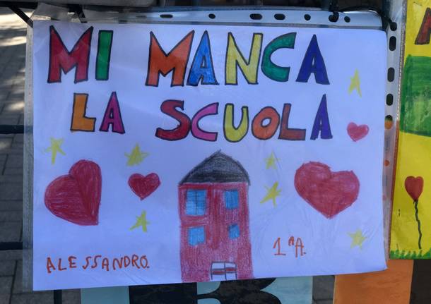 "Vogliamo tornare a scuola". Cartelli e disegni anche davanti alla scuola Clerici di Gerenzano 